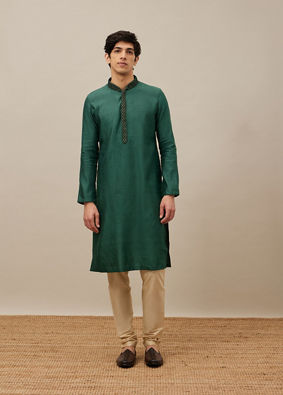 alt message - Manyavar Men Hunter Green Bel Buti Patterned Kurta Set image number 2