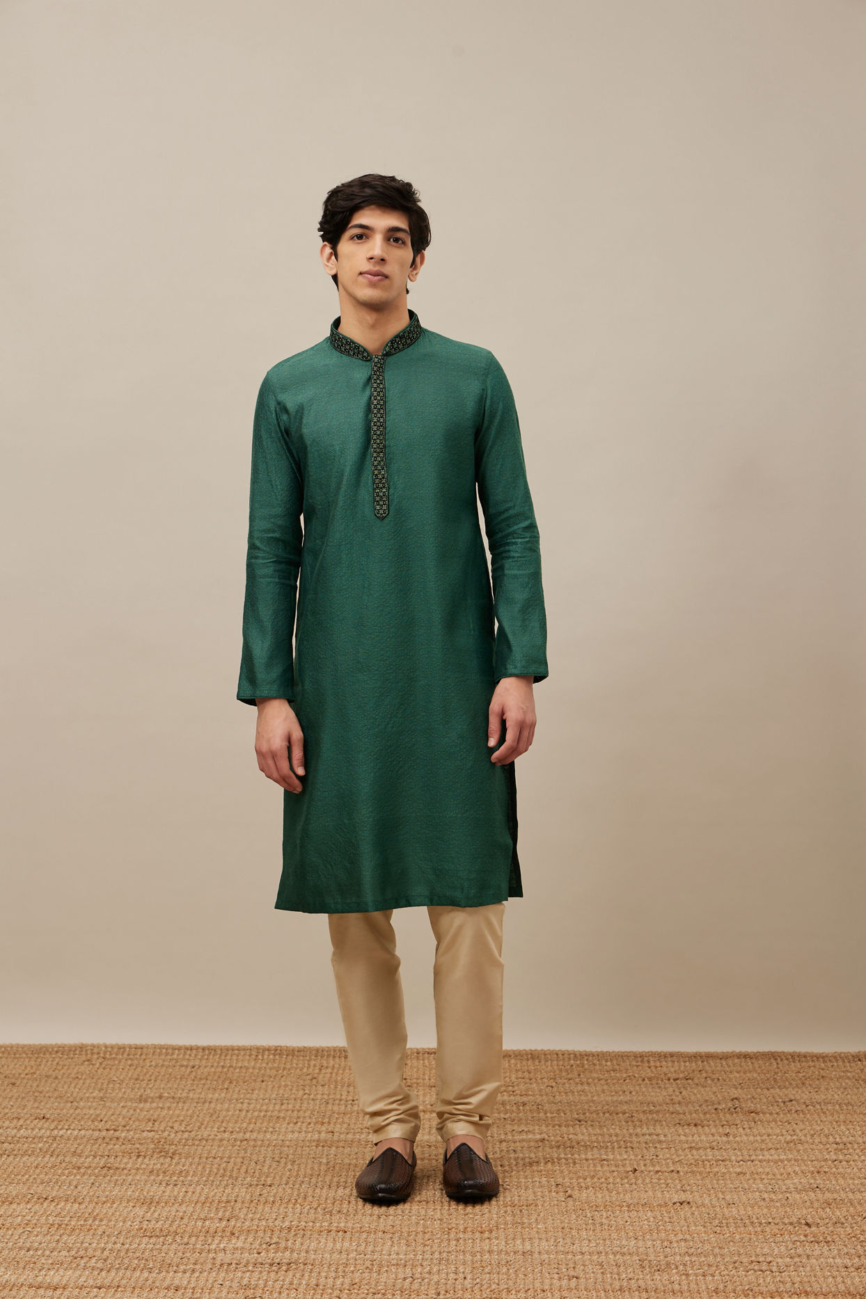 alt message - Manyavar Men Hunter Green Bel Buti Patterned Kurta Set image number 2