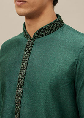 alt message - Manyavar Men Hunter Green Bel Buti Patterned Kurta Set image number 1