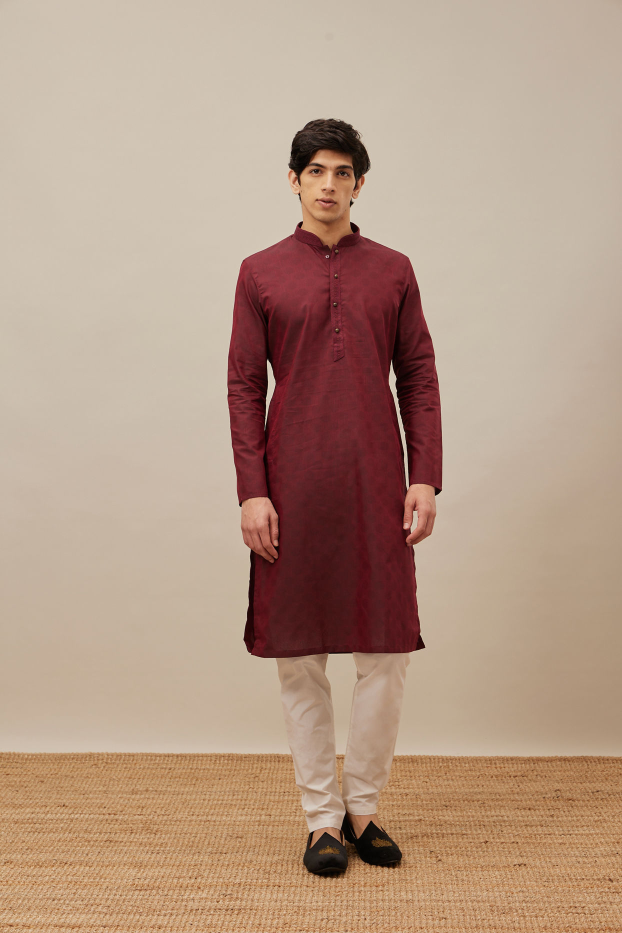 alt message - Manyavar Men Chilli Pepper Red Self Patterned Kurta Set image number 2