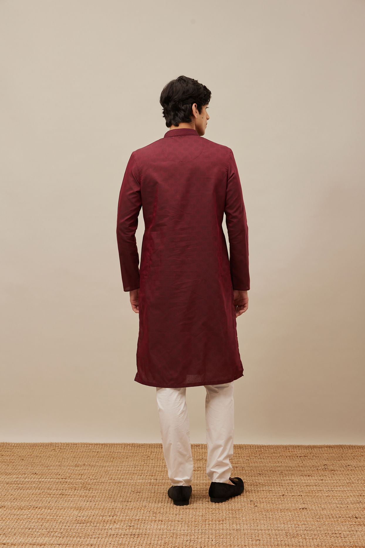 alt message - Manyavar Men Chilli Pepper Red Self Patterned Kurta Set image number 4