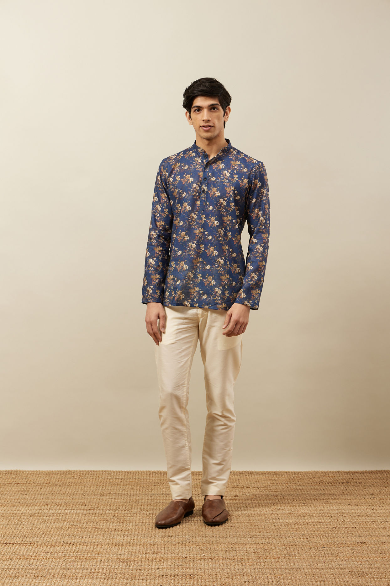 alt message - Manyavar Men Twilight Blue Floral Patterned Short Kurta image number 2