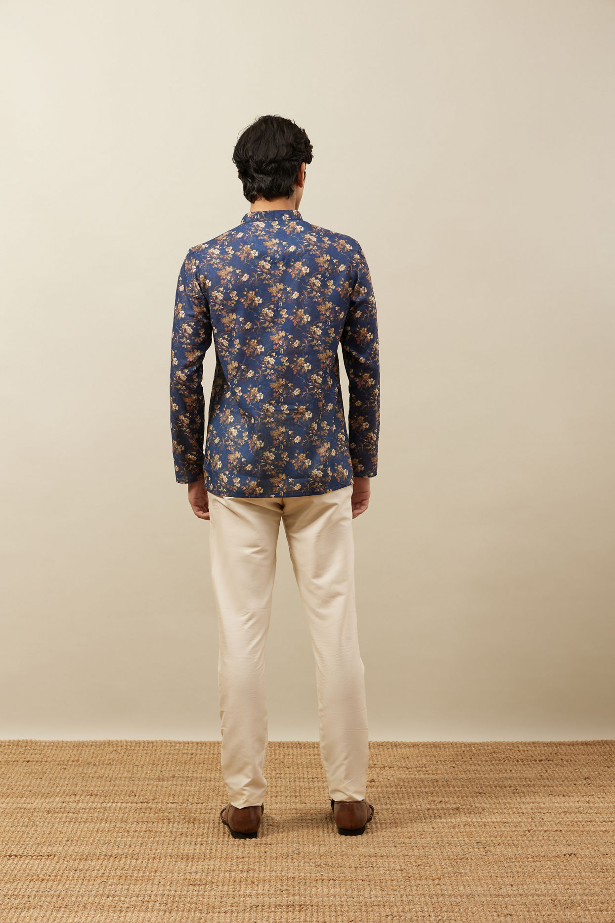 alt message - Manyavar Men Twilight Blue Floral Patterned Short Kurta image number 3