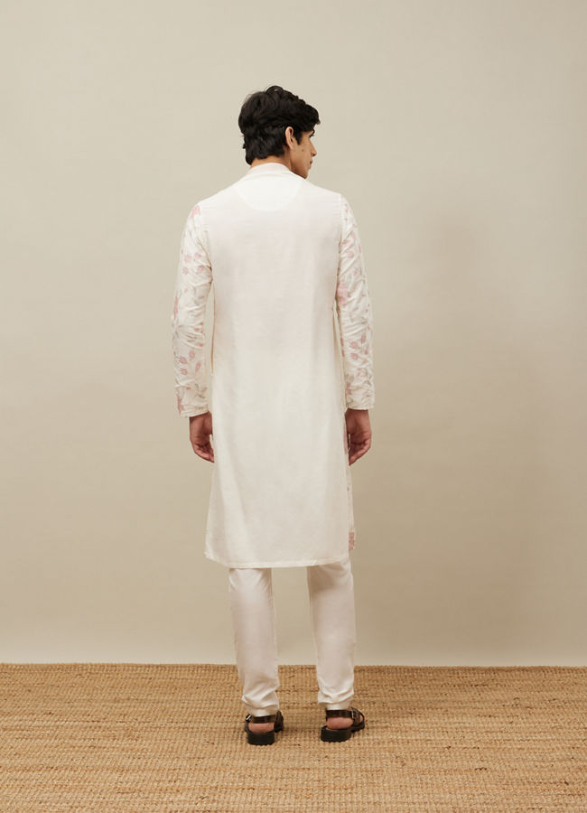 alt message - Manyavar Men Delicate Cream Bel Buti Patterned Kurta Set image number 4