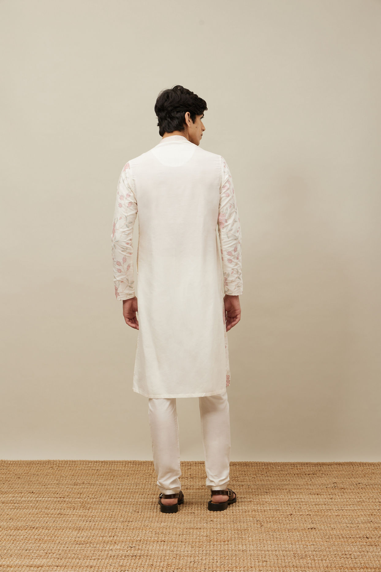 alt message - Manyavar Men Delicate Cream Bel Buti Patterned Kurta Set image number 4