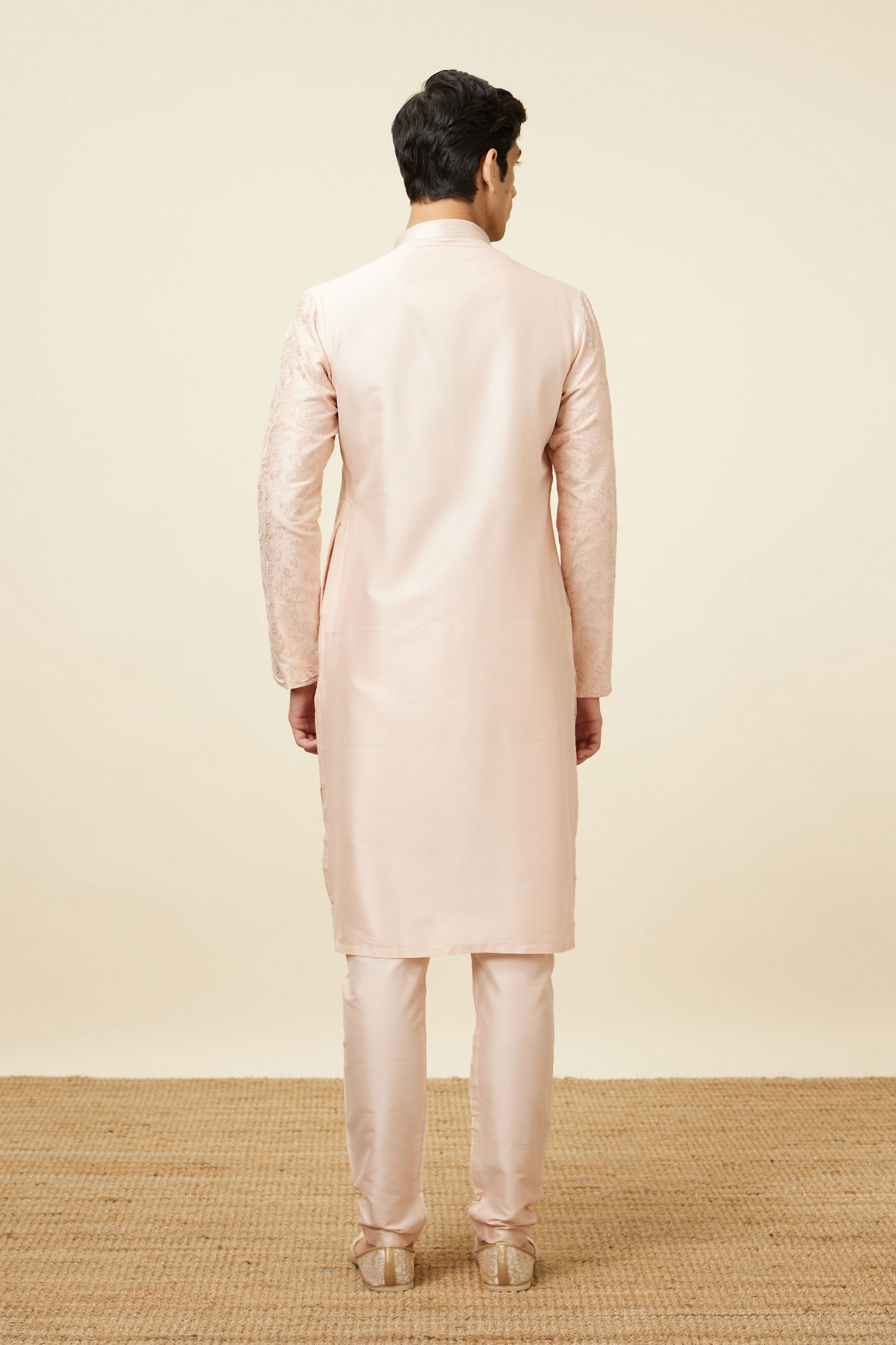 alt message - Manyavar Men Soft Pink Bel Buti Patterned Kurta Set image number 5