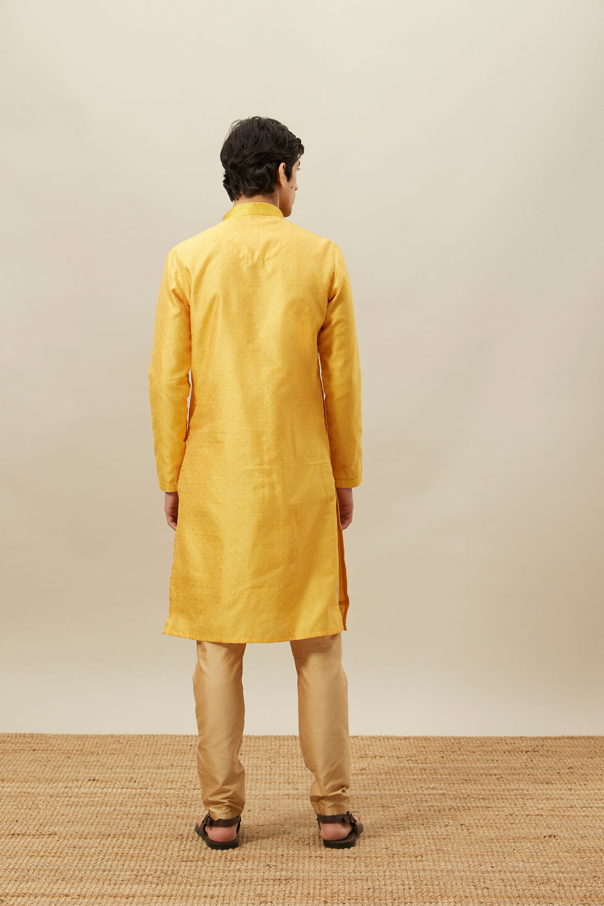 alt message - Manyavar Men Illuminating Yellow Floral Patterned Kurta Set image number 5