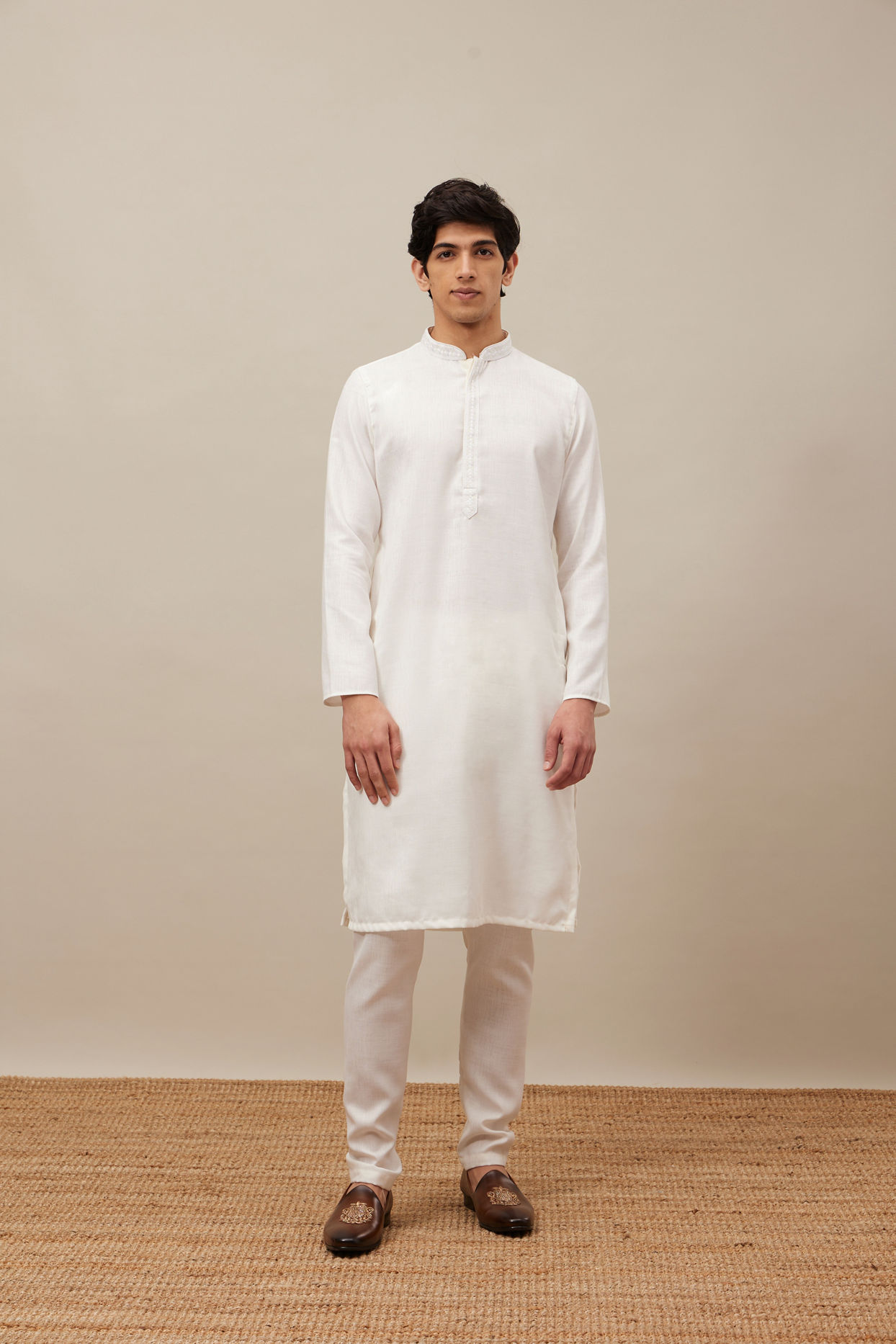 alt message - Manyavar Men Pristine White Bandhgala Style Kurta Set image number 2