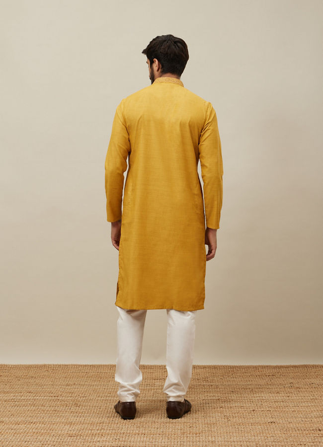 alt message - Manyavar Men Candlelight Orange Bel Buti Patterned Placket Kurta Set image number 4