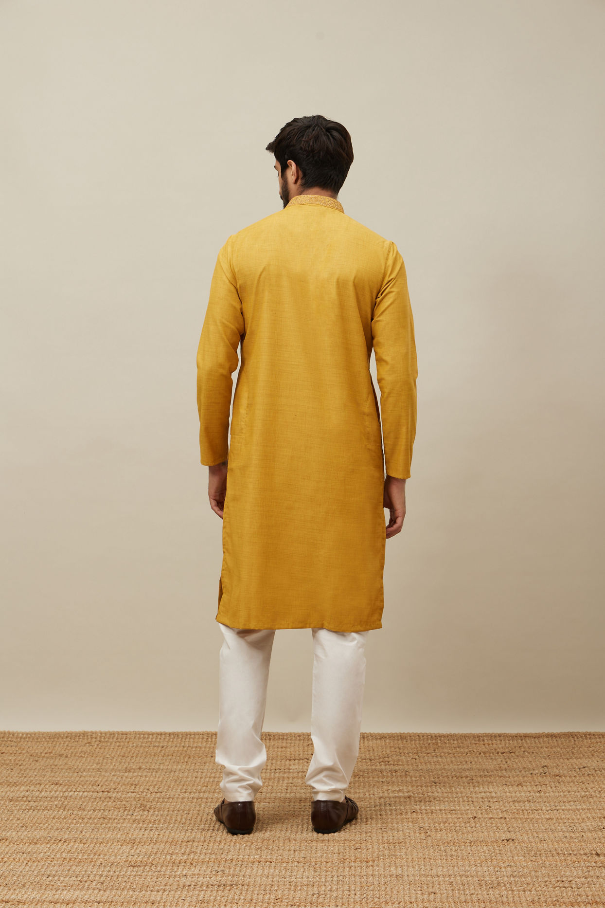 alt message - Manyavar Men Candlelight Orange Bel Buti Patterned Placket Kurta Set image number 4