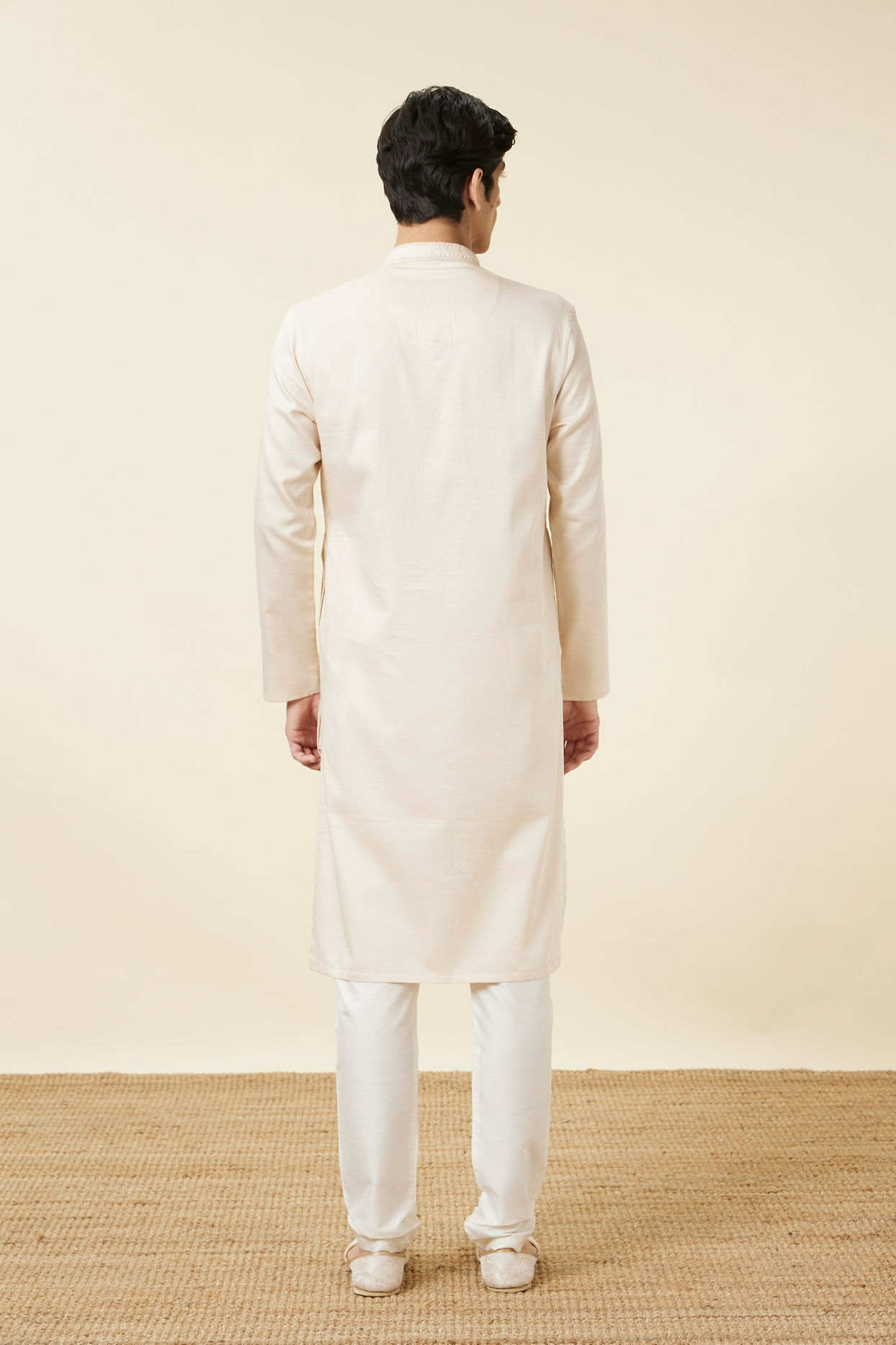 alt message - Manyavar Men Ivory White Embroidered Neckline Kurta Set image number 5