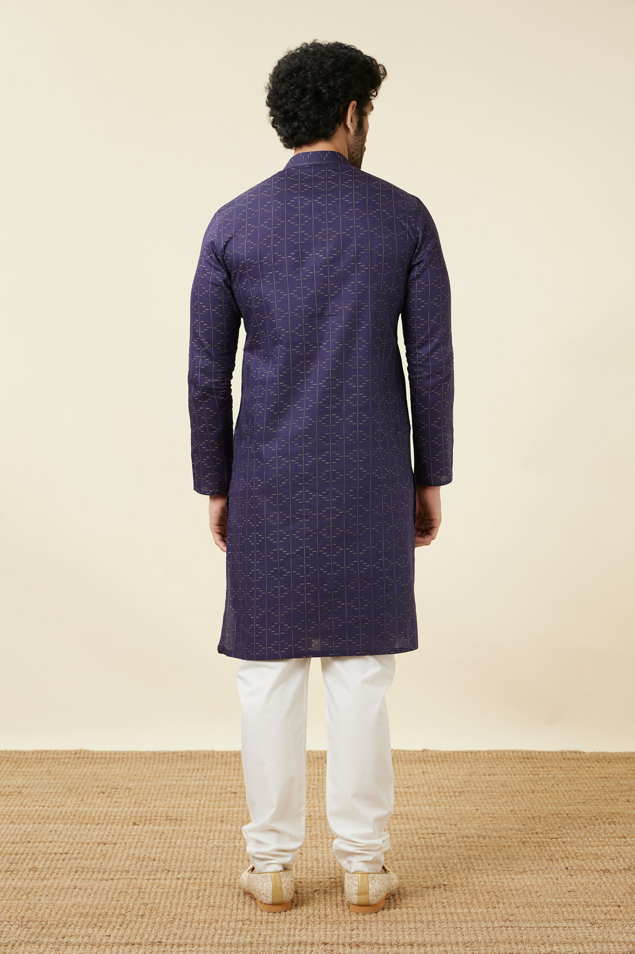 alt message - Manyavar Men Deep Blue Linear Patterned Casual Kurta image number 4