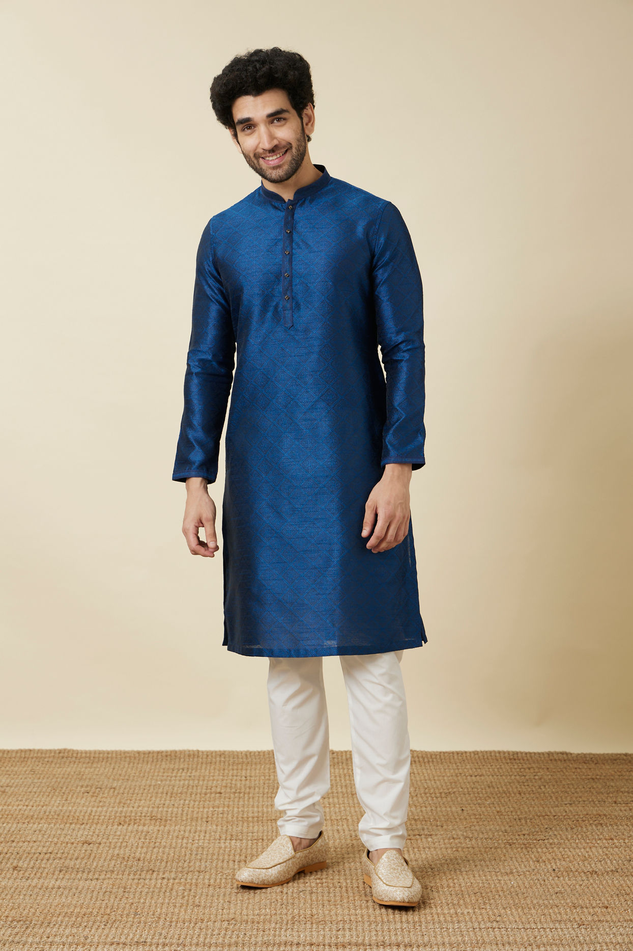 alt message - Manyavar Men Ultramarine Blue Multi Patterned Kurta Set image number 2