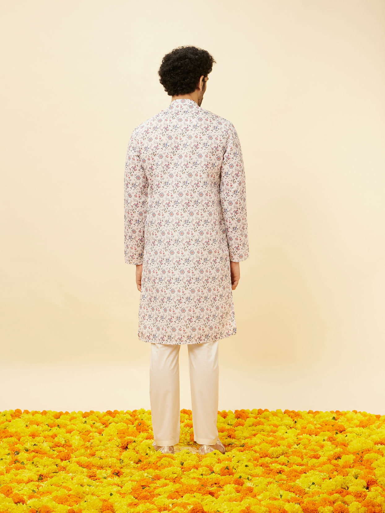 alt message - Manyavar Men White Floral Kurta image number 4