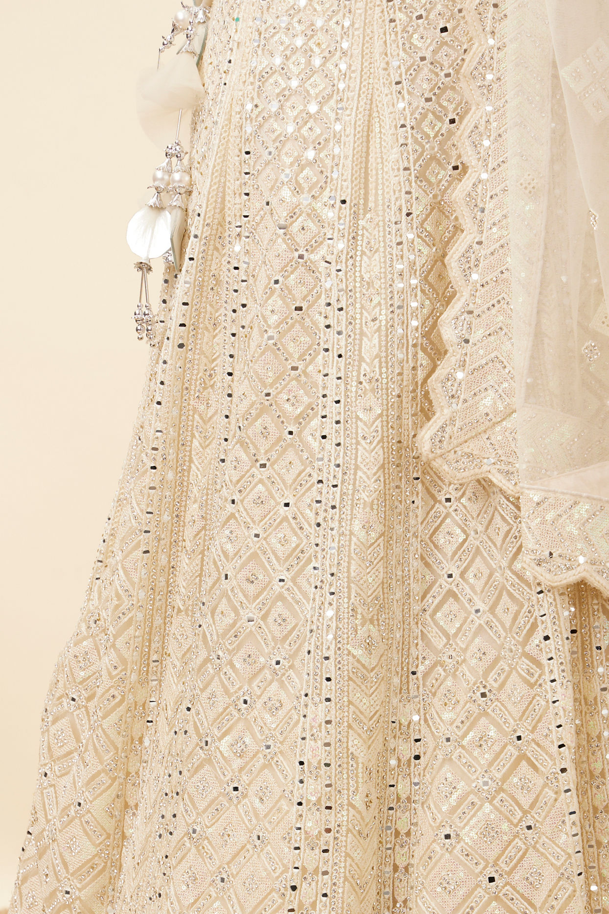 Cream Diamond Patterned Bridal Lehenga image number 4