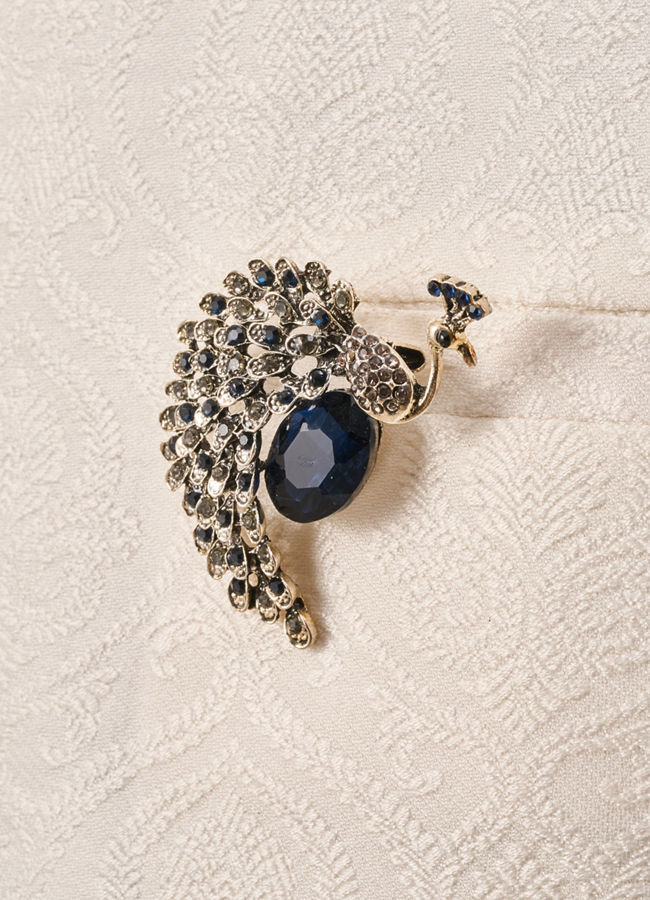 Manyavar Men Blue Brooch with Peacock Design