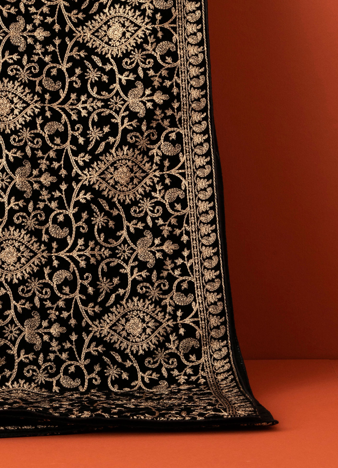 Manyavar Men Ebony Black Paisley Embroidered Dupatta
