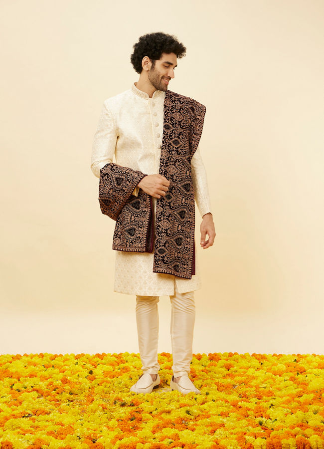 alt message - Manyavar Men Wine Red Pailsey Embroidered Dupatta image number 2