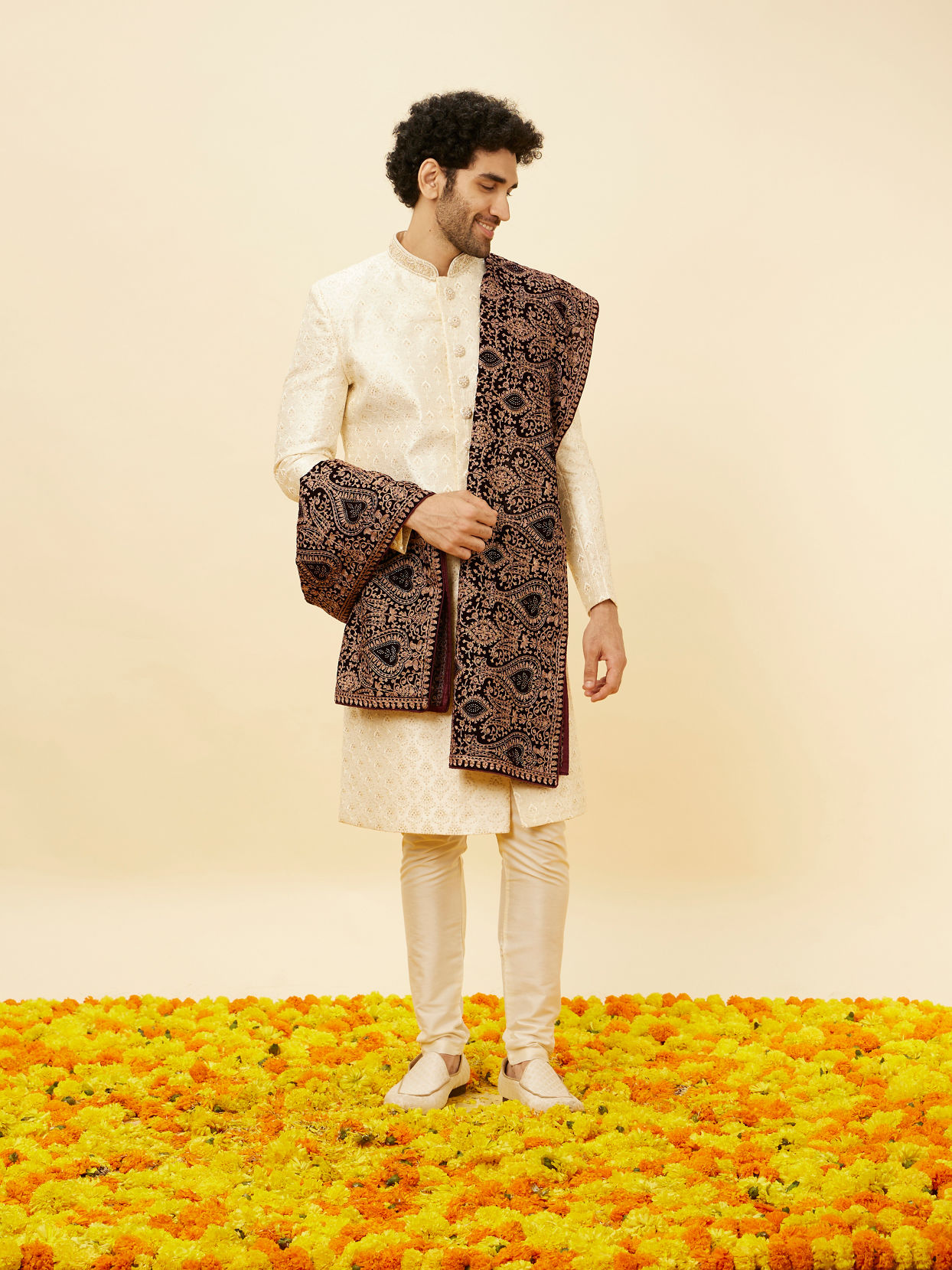 alt message - Manyavar Men Wine Red Pailsey Embroidered Dupatta image number 2