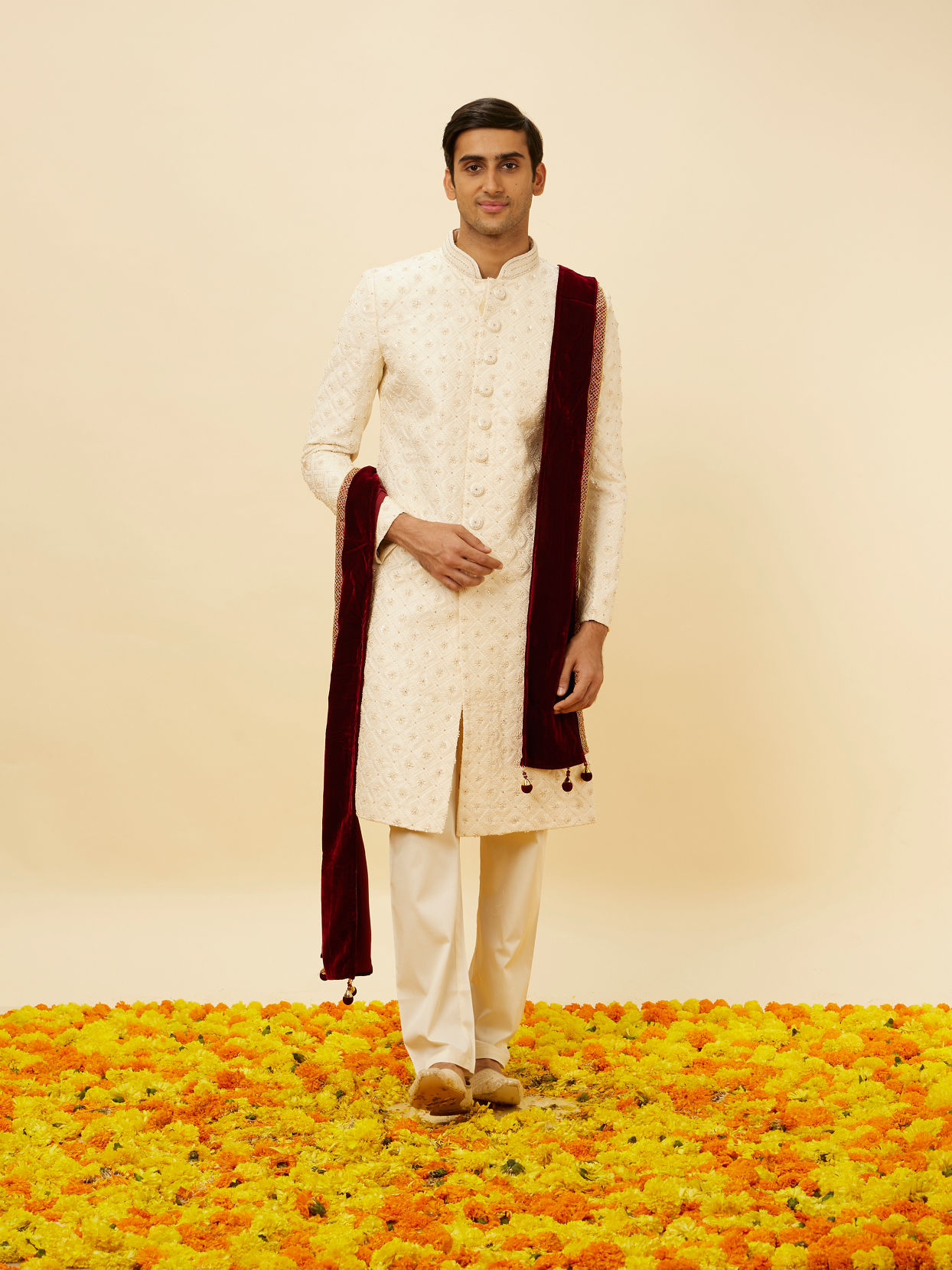 alt message - Manyavar Men Classic Maroon Dupatta image number 2