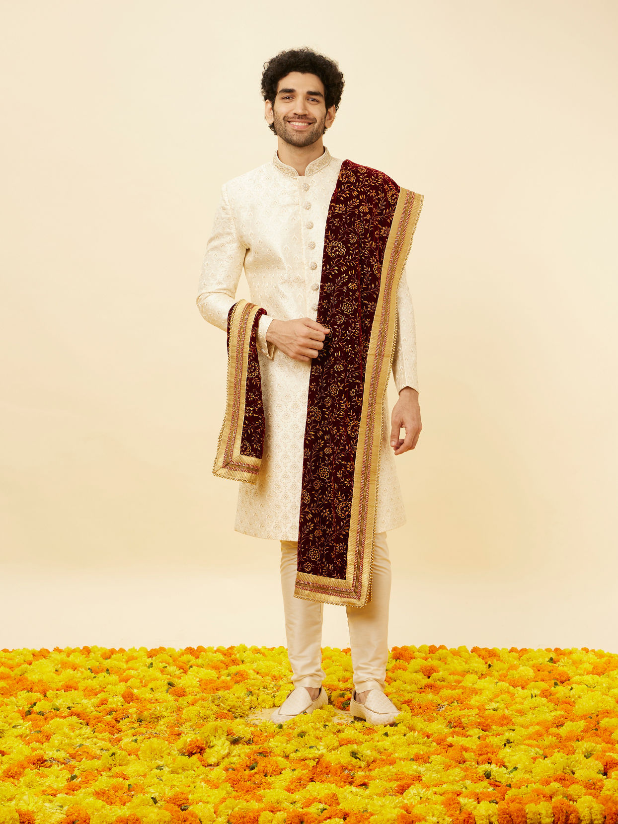 alt message - Manyavar Men Classic Velvet Maroon Dupatta image number 2