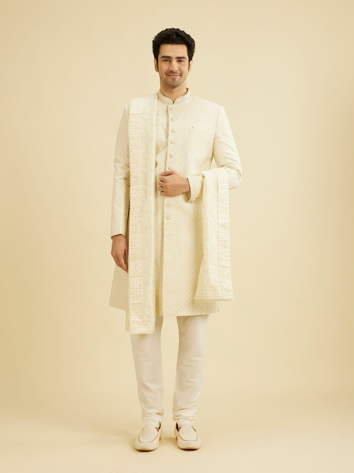 Manyavar Men Warm White Regal Dupatta Accessories image number 2