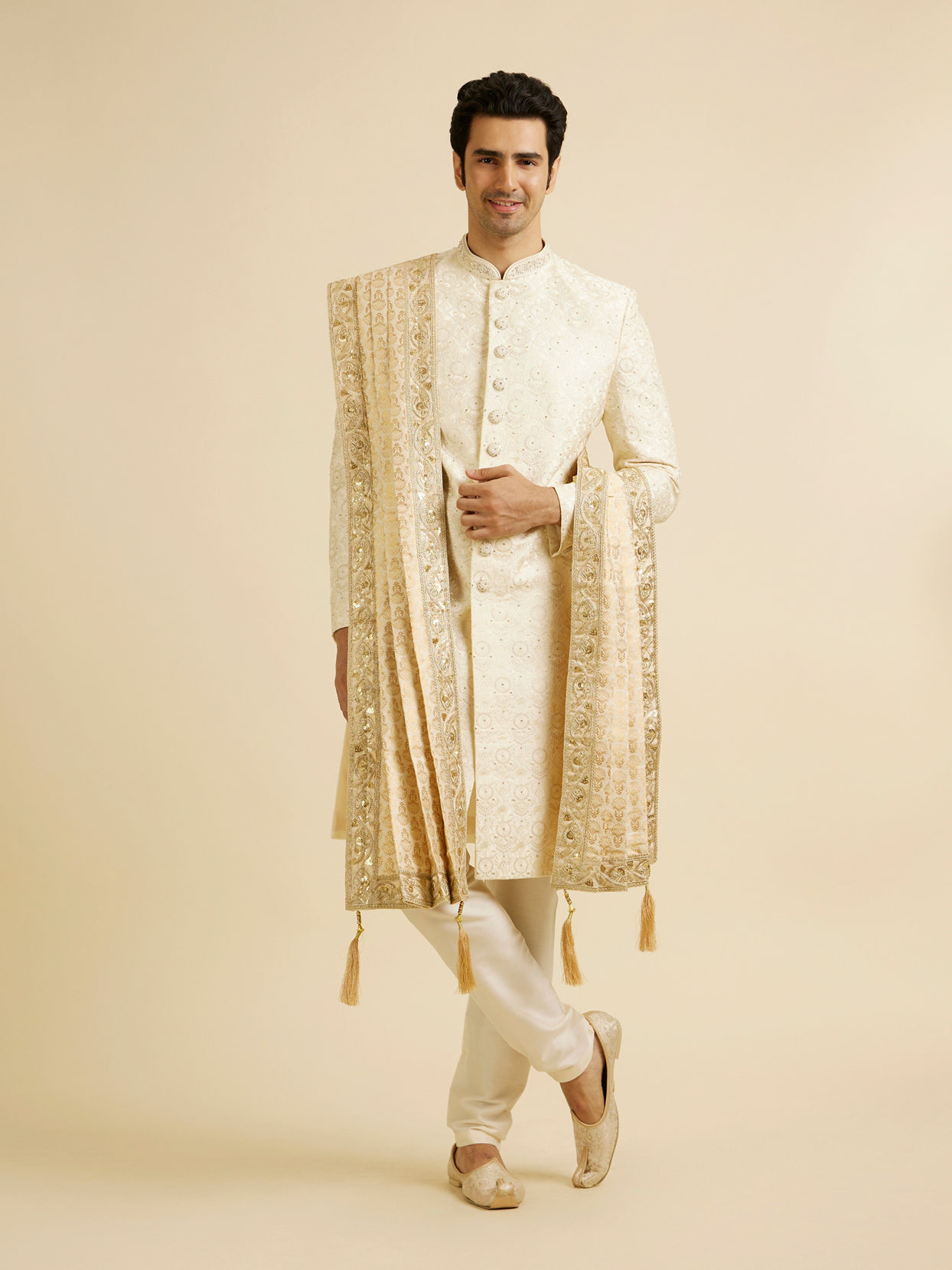 alt message - Manyavar Men Soft Beige Pleated Traditional Stole image number 2