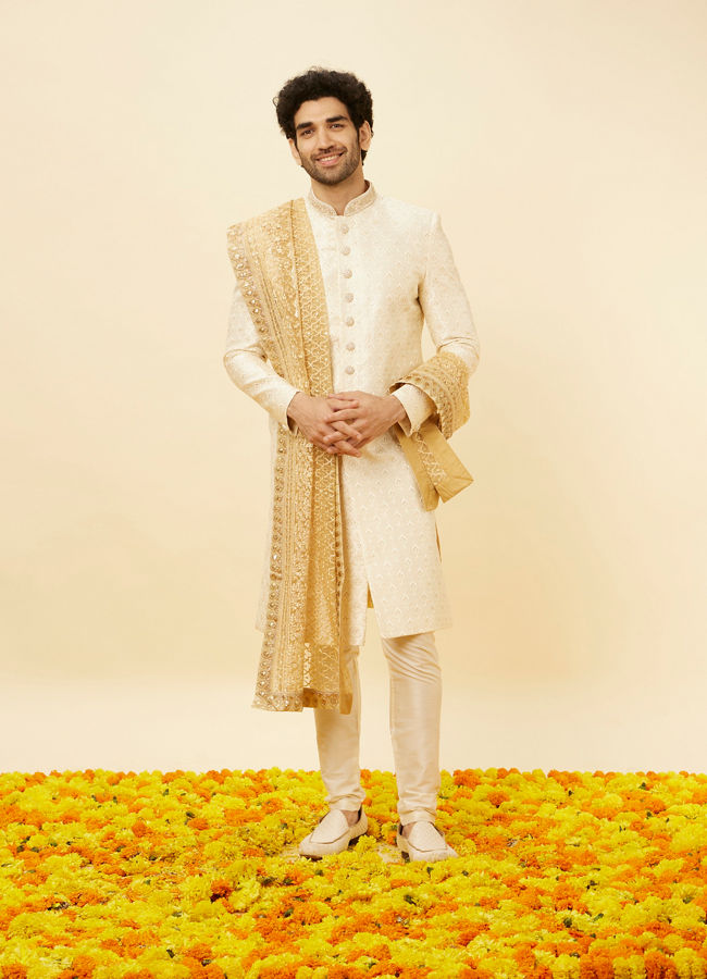 alt message - Manyavar Men Soft Beige Jaal Patterned Dupatta image number 2