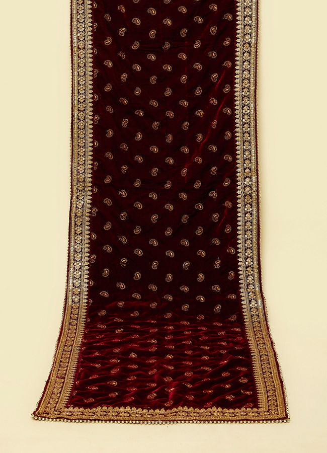 alt message - Manyavar Men Maroon Paisley Motif Dupatta image number 0