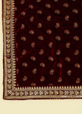 alt message - Manyavar Men Maroon Paisley Motif Dupatta image number 1