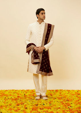 alt message - Manyavar Men Deep Maroon Paisley Embroidered Dupatta image number 2