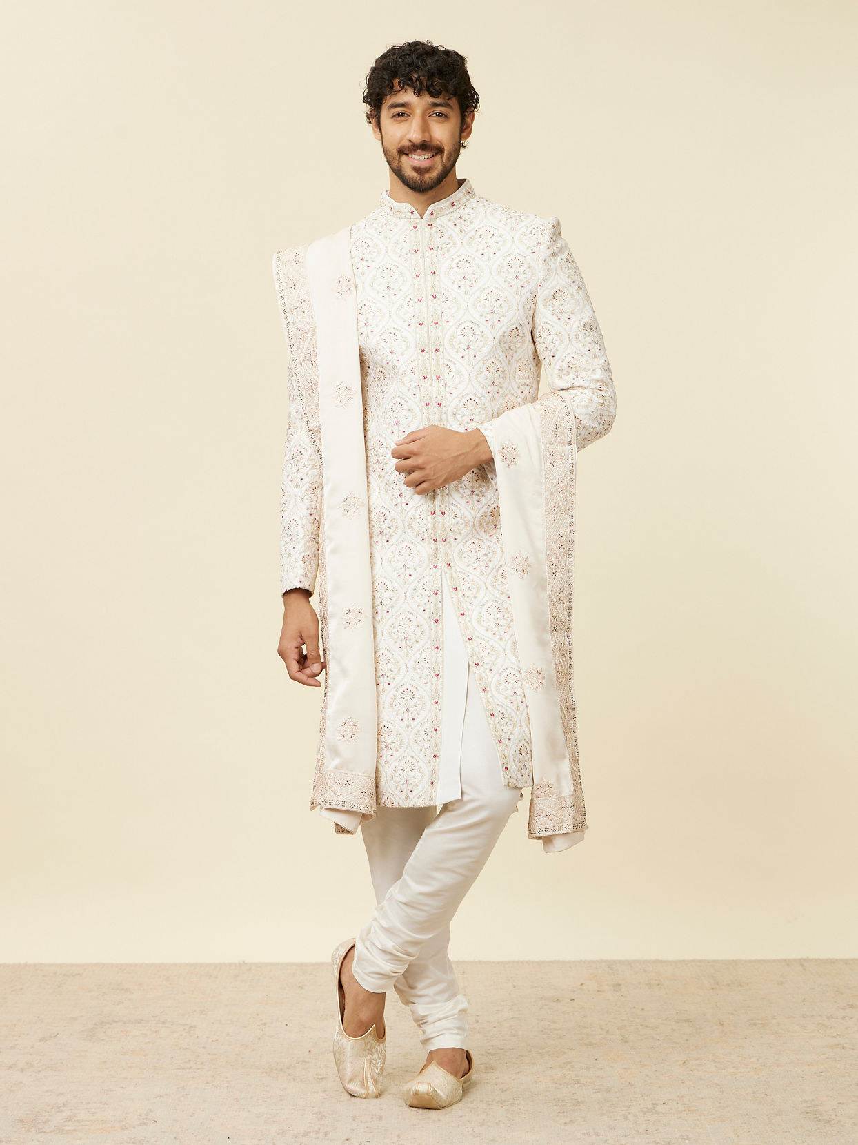 alt message - Manyavar Men Beige Cream Floral Embroidered Dupatta image number 2