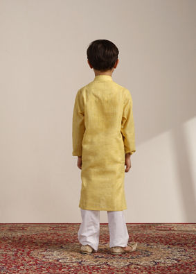 alt message - Manyavar Boys Boys Illuminating Yellow Kurta Set image number 5