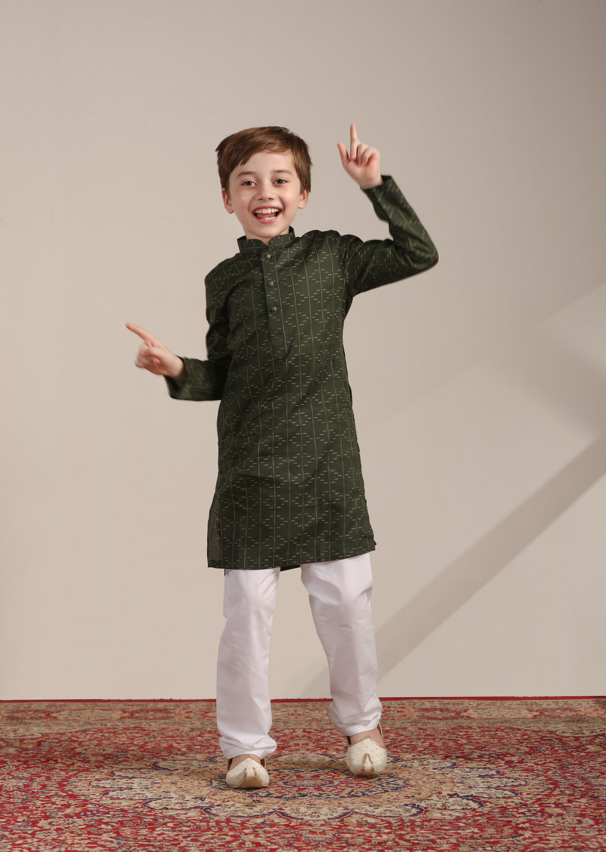 Boys Summer Green Self Patterned Kurta Set image number 2