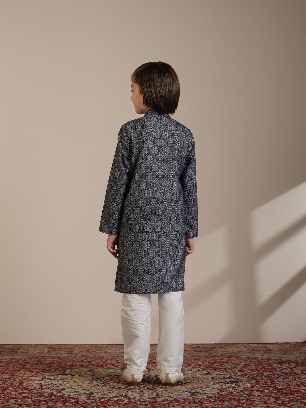 alt message - Manyavar Boys Boys Dark Blue Medallion Jaal Patterned Kurta set image number 5