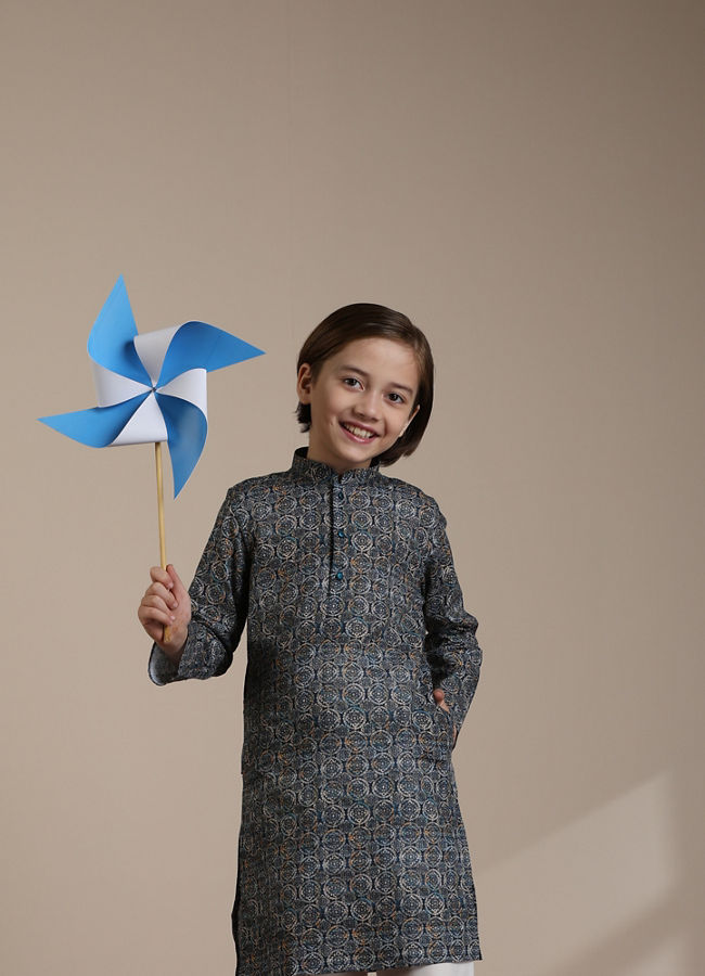 alt message - Manyavar Boys Boys Dark Blue Medallion Jaal Patterned Kurta set image number 2