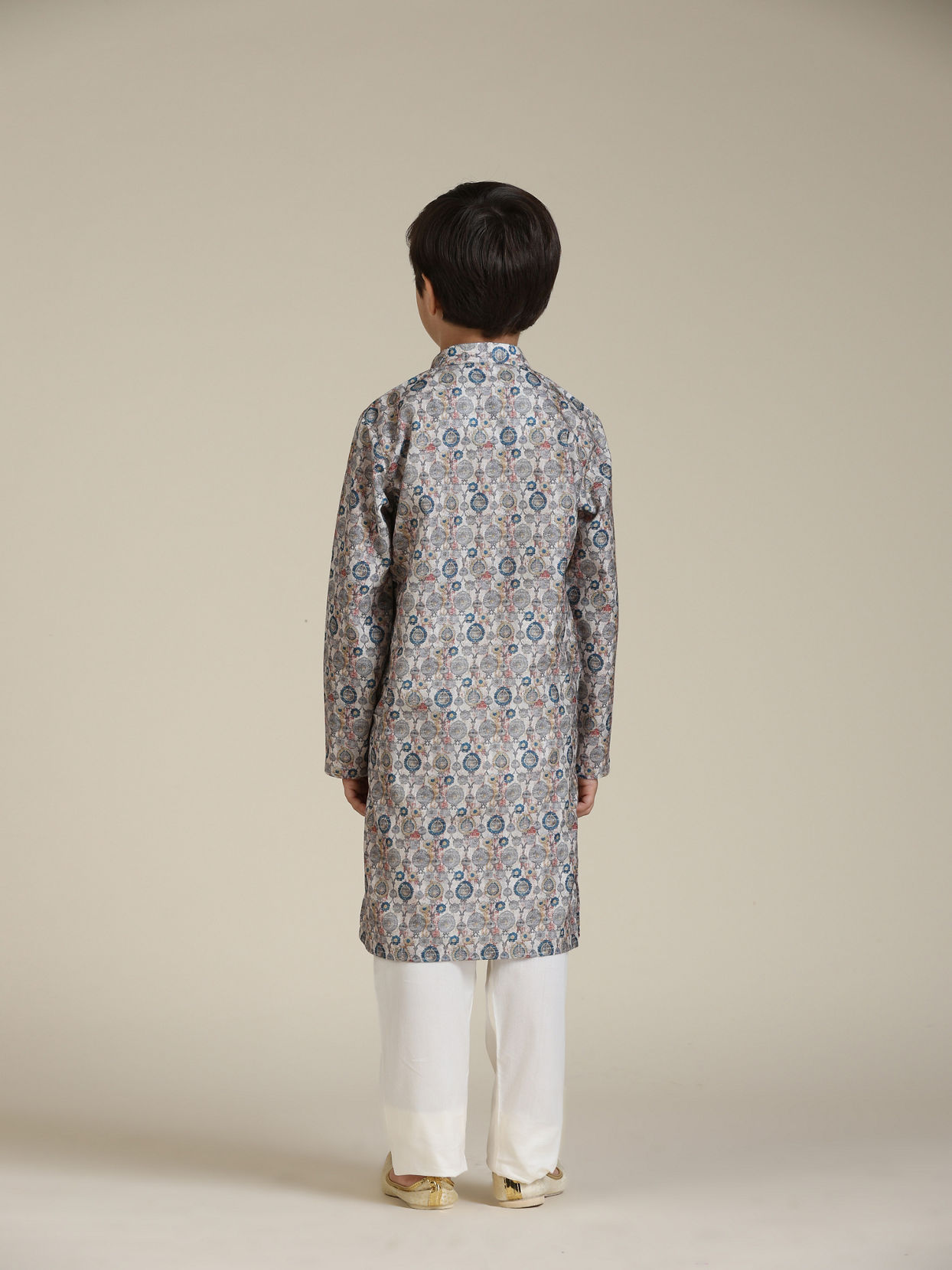 Manyavar Boys Boys Soft Beige Jaal Abstract Patterned Kurta Set image number 5