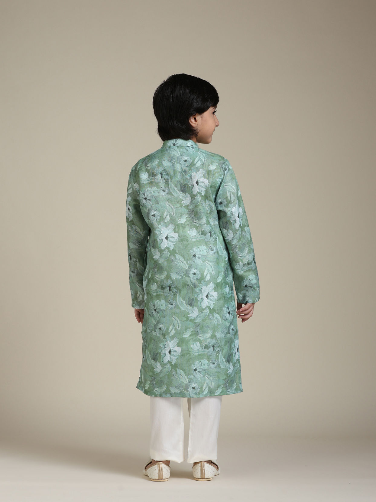 alt message - Manyavar Boys Boys Soft Green Floral Printed Kurta Set image number 5