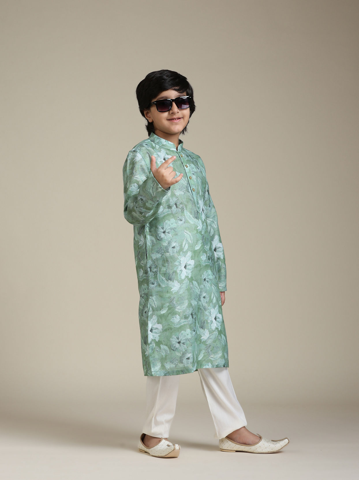 alt message - Manyavar Boys Boys Soft Green Floral Printed Kurta Set image number 2