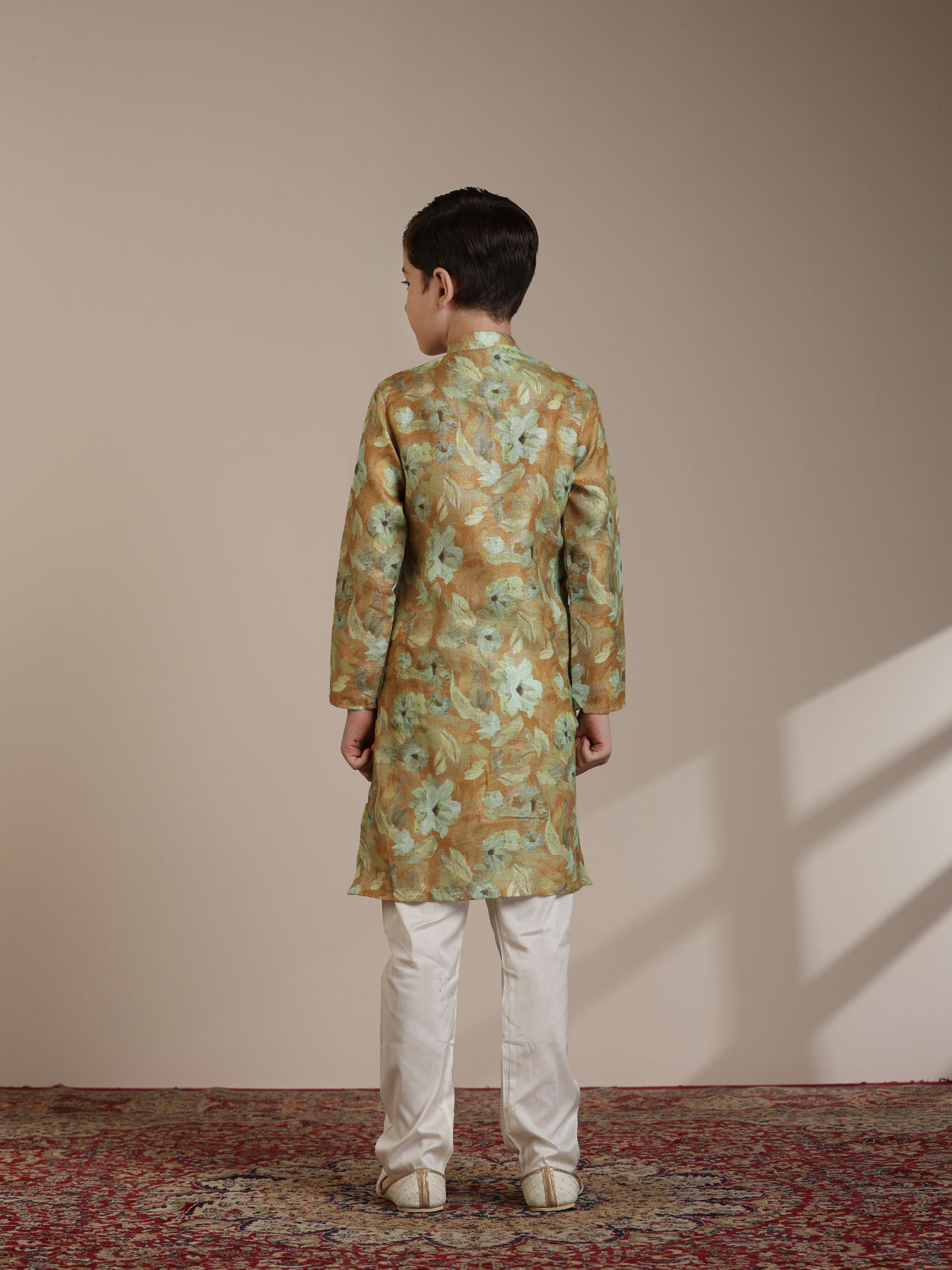 alt message - Manyavar Boys Boys Mustard Yellow Floral Patterned Kurta Set image number 5