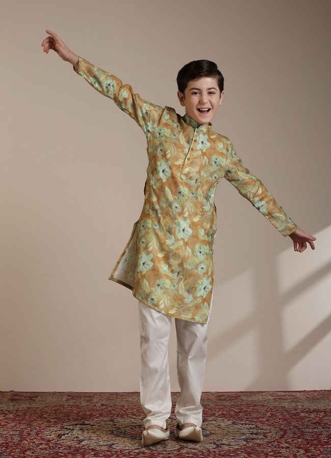 alt message - Manyavar Boys Boys Mustard Yellow Floral Patterned Kurta Set image number 2