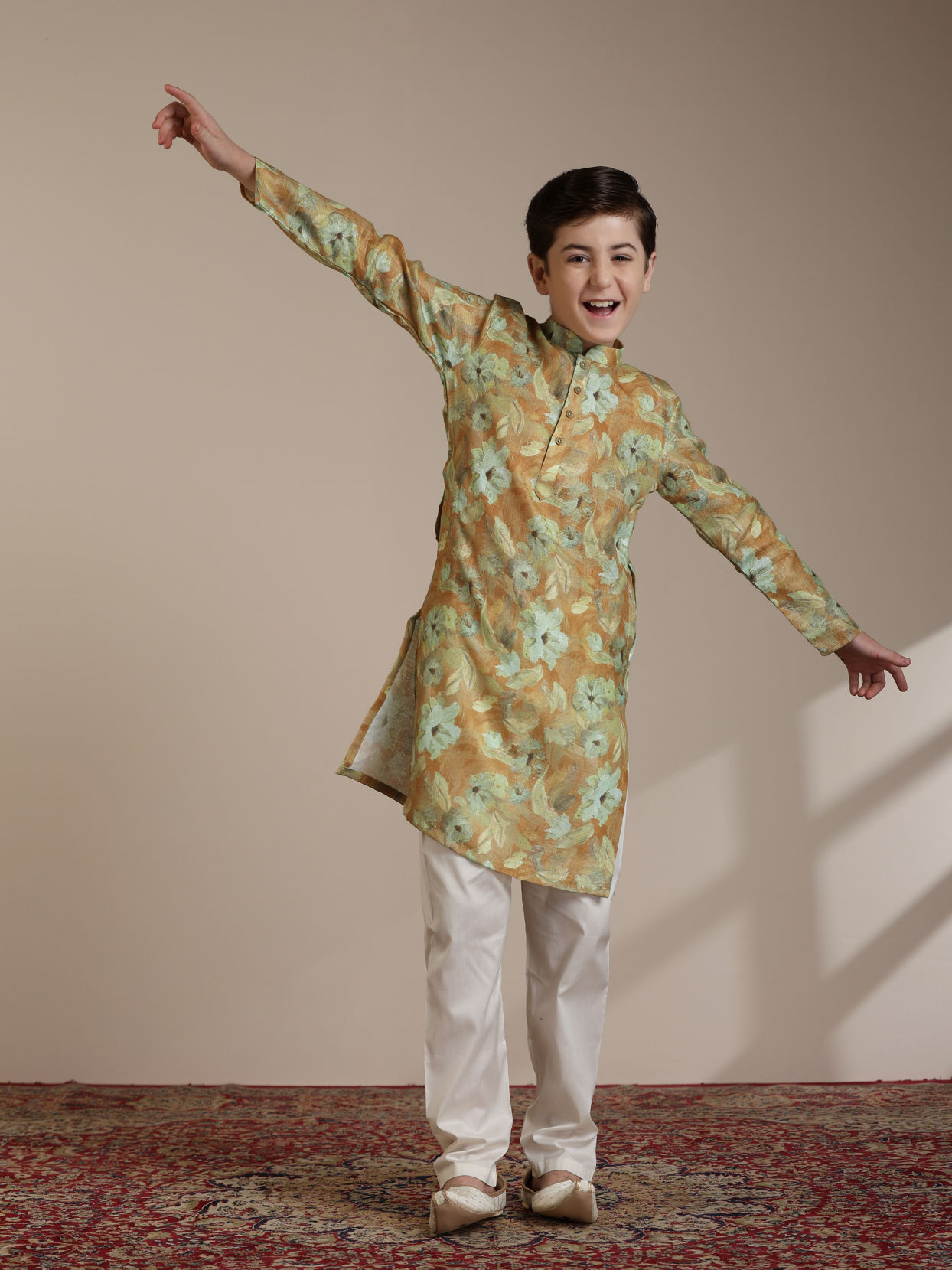 alt message - Manyavar Boys Boys Mustard Yellow Floral Patterned Kurta Set image number 2