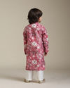 alt message - Manyavar Boys Boys Coral Pink Floral Patterned Kurta Set image number 5