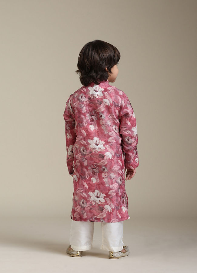 alt message - Manyavar Boys Boys Coral Pink Floral Patterned Kurta Set image number 5