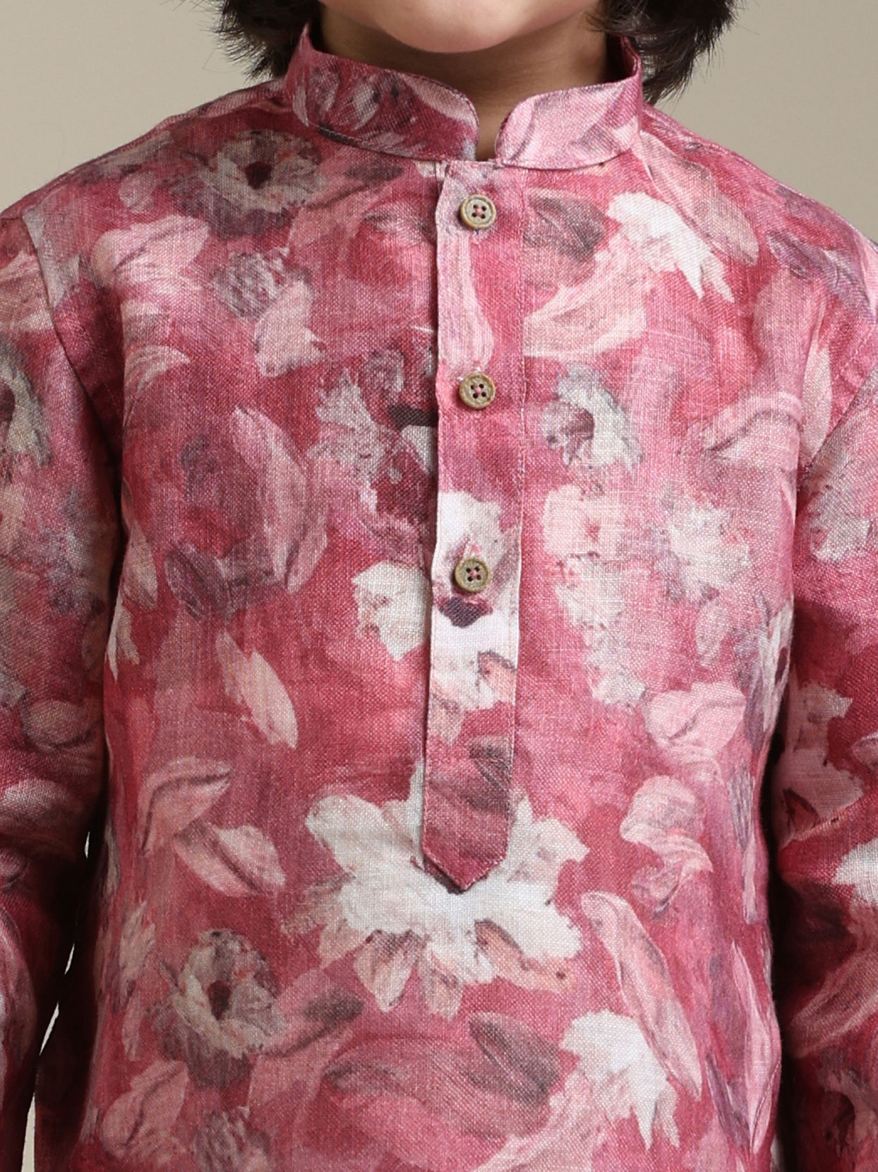 alt message - Manyavar Boys Boys Coral Pink Floral Patterned Kurta Set image number 1