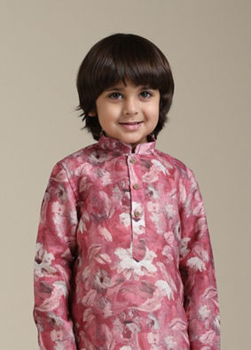 alt message - Manyavar Boys Boys Coral Pink Floral Patterned Kurta Set image number 0