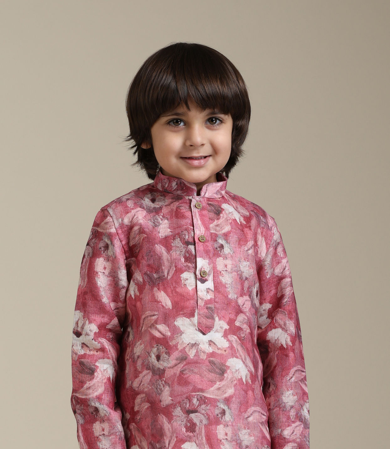 alt message - Manyavar Boys Boys Coral Pink Floral Patterned Kurta Set image number 0