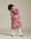 alt message - Manyavar Boys Boys Coral Pink Floral Patterned Kurta Set image number 2