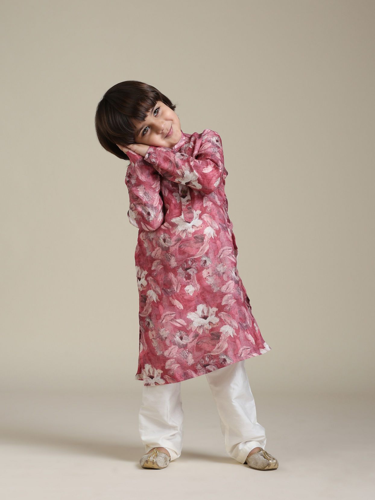 alt message - Manyavar Boys Boys Coral Pink Floral Patterned Kurta Set image number 2