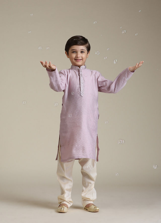 alt message - Manyavar Boys Boys Soft Lilac Kurta Set with Embroidered Neckline image number 2